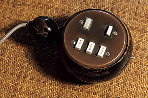 四代目が昭和39年に考案したという、カーテンの開閉や照明の操作が手もとでできるリモコン。瓢箪の形に心なごむ