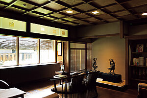 ライブラリーでは、「お客様と歴史、文化、美術とのご縁を繋ぎたい」と、松久院截金（まつひさいんきりがね）など伝統美を伝える展示も