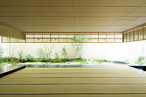 ガラス張りの広間は、宿泊客だけでなく、旅館を体感してもらう際などの空間としても利用している