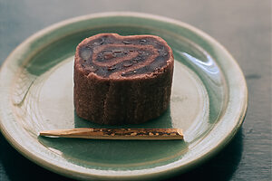 代表菓の雲龍は7代目が考案。小倉餡を村雨餡で巻き上げている。直営店では丹波大納言を使ったものが購入可能