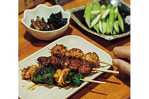 角田さんおすすめの料理。つくね（180円）は移転前の店から大将の息子一人に伝授された味