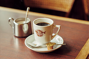 ブレンド珈琲（500円）。湯煎で温めてからコーヒーを注ぐオリジナルカップも創業当時から変わらない