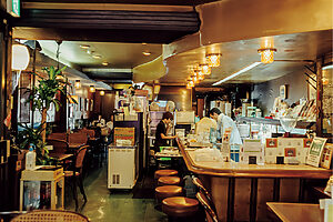 ゆるやかにカーブを描く天井はギターの形。吹きガラスを使った照明など、随所に変わらぬこだわりが