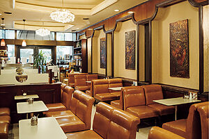 シャンデリアに鏡、低いソファやテーブルが、当時の面影を留めている