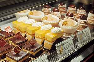 ケーキは現在の地に移った1970年から提供。手作りで常時6、7種類