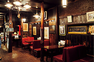 芸術家のお客も多く、コーヒーや酒代にと置いていった作品もあるそうだ