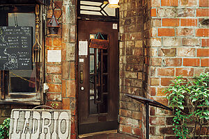 書店から始まり、コーヒーや洋酒を提供。文学者や芸術家が集まるサロンに