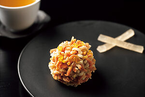 店舗限定の生菓子。10月は金木犀を味わう〈木犀花〉。飲み物付き 2,090円