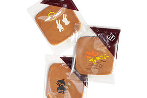 瓦煎餅〈三味胴〉から、季節ごとに絵柄が変わる〈大江戸松﨑 暦〉8枚入り1,512円