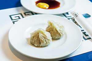 名物〈花シュウマイ〉。普通より大ぶりで黒豚のうまみが凝縮。2個580円