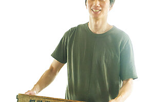 “できたての生麺を持ってきました”──「なじみの個人商店が残る街を守りたい」と店を継いだ3代目の関さん