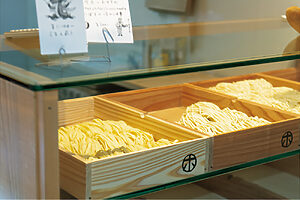 中華麺だけで5種類。1袋160円。手打ちのような食感の生パスタも人気