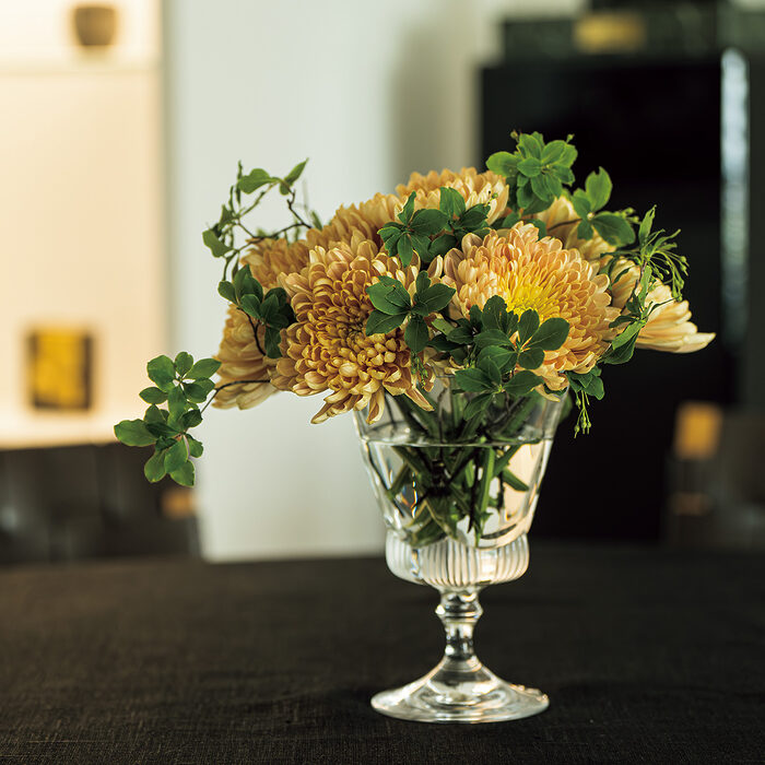 菊の洋風フラワーアレンジ──松田美智子の「くらしの歳時記」