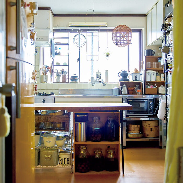 【編集者・佐々木素子さんの台所】自由自在にあるものを活かして、賃貸の台所を自分仕様に