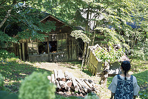 妻の智穂さんが案内してくれた自宅奥の工房。せせらぎとともに奥畑さんが板を割る小気味いい音が聞こえてきた