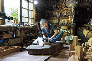 道具類が所狭しと並ぶ工房。作業の傍らでは常に愛猫たちが寛いでおり、写真は次男坊のクゥーちゃん（13歳）