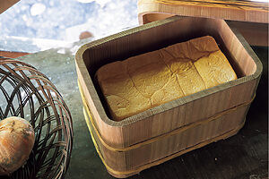 お櫃愛用者のパン屋さんがきっかけで誕生した新作「パン櫃」。角型の成形は高度な技術を要するそう。7万400円