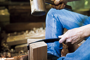 1. お櫃の製作工程。わりなたで吉野杉の原木を柾目に割る