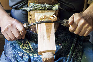 2. 割り出した側板を銑で削り、丸みを揃える「銑がけ」