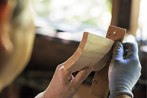 3. 側板の丸みと合わせ目の角度を手製の「型」を使って合わせていく