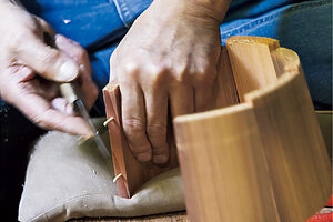 4. 側板に打錐で穴を開け、竹釘を打つ。「タガ掛け」「底入れ」を経て完成
