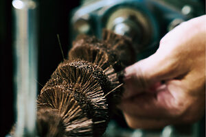 3. 隙間ができないよう、ハンドルを回して手早く巻き上げ棒状に仕立てる