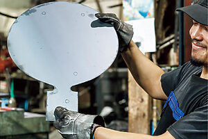 1. 1枚の鉄板を加工する鍋のサイズに合わせてカットし、型抜きをする