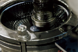 2. 鍋底にあたる部分を、数千回、30分ほどかけて叩いて丸みをつける