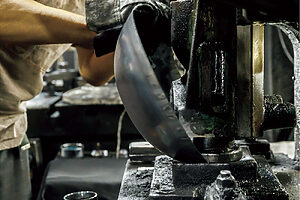 3. 目で表面を確認しながら、鍋のへり、底、側面などをならして形を整える