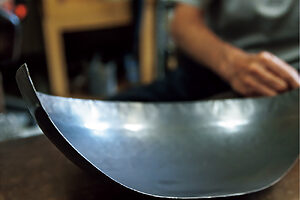 4. 打出し鍋の断面。火に接する鍋底は薄く、側面は厚く調整する