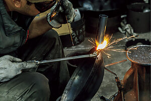 6. 握りやすい形に取っ手を丸く成形し、手作業で溶接をして丈夫に仕上げる