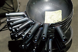 8. 完成した片手中華鍋。直径24～45cmまで種類が豊富にある