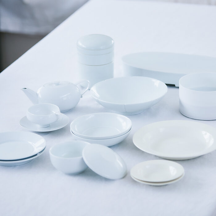 包容力のある、白の器さえあれば──料理家・内田真美さんとYAECAデザイナー・服部恭子さんの我が家の食卓に欠かせない器