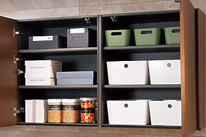 吊り戸棚。箱類やラップなどのストックに便利