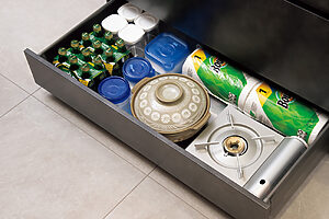 けこみ。土鍋や飲料のストックに。「軽いものは上、重いものは下です」（森川さん）