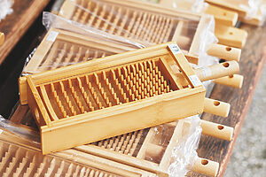 店頭にずらりと並ぶ「鬼おろし」は、藤倉商店の看板商品。刃が重ならないよう互い違いに組まれており、あまり力を入れずともザクッと粗い大根をおろせる。おろす際に安定性が向上する受け皿付き。竹製大根おろし ダブル歯（鬼おろし）17本歯・受け皿（吊り）のセット 3,850円。（『藤倉商店』 千葉県成田市幸町488　 TEL：0476-22-0372　（営）9時〜17時　水曜休）