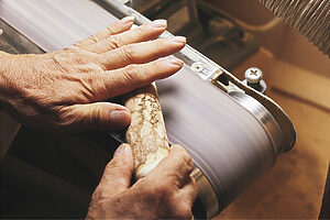 握りやすくするためベルトサンダーで加工していく