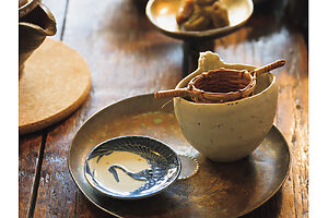 「お客さまのときは、お茶を淹れるのにもうつわや小物をあれこれと出して遊んでいます」と山本さん