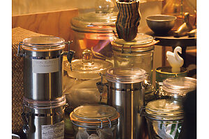 キッチンの一角にあるお茶のためのスペース。キャニスターにはアッサムやプーアル茶など様々なお茶を常備