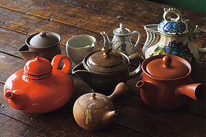 コレクションしている急須やティーポットの数々。日々の気分に応じて使い分け、生活の彩りの一部としている