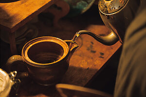 直接茶葉にお湯をかけず、注ぎ口から入れるのは「せめても湯の温度を下げよう」という山本さんの小さな工夫