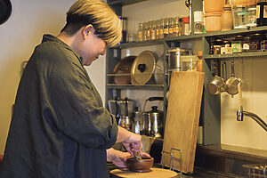 「すり鉢もお気に入り」　使いやすさを自分なりに考え、DIYで作り上げたキッチンにてチャイ用のスパイスをミックス