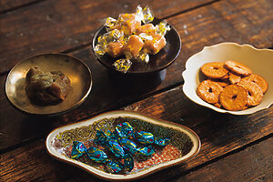 お茶うけはプレッツェル的な味わいのクラッカーやチョコレート、チーズおかきに干し梅など、素朴なものが好き