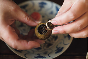 「みかんの中にプーアル茶が詰められているんです」。飲む前からワクワク感が高まってくる