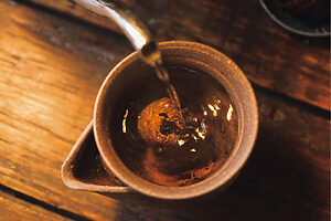 プーアル茶らしい深い味わいと、柑橘のさわやかな香りがいい組み合わせ。目にも楽しい