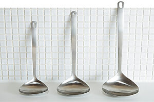 家事問屋のハマグリお玉──鍋底や鍋肌に沿うようにと考えられたハマグリのような形が特徴。驚くほど汁や具をすくいやすく、器に注ぎやすい。左利きでも使用できる。小・7.9×20.3×6cm 2,310円、中・8.8×22.8×6.5cm 2,530円、大・9.7×25.2×7cm 2,860円（下村企販 <a href="https://kajidonya.com/" target="_blank">https://kajidonya.com/</a>）