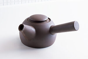 日常茶飯器の急須──三重県四日市市の伝統的な焼き物「萬古焼」を、現代の生活に合うような使い勝手のよいデザインに。注ぎやすく、湯切れのいい形が魅力。茶こしも陶器でできているため、お茶本来の風味を楽しめる。17.5×14.5×8cm 6,6 00円（スズ木 <a href="https://n-sahanki.com/" target="_blank">https://n-sahanki.com/</a>）