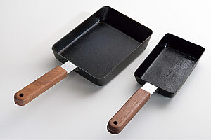 ambaiの玉子焼き──蓄熱性の高い鉄製でふっくらおいしく焼けると同時に、表面に凹凸を施しているのでこびりつきなし。まさにいいとこ取りの玉子焼き器。角小（卵1個用）9.8×31×7.2cm 6,600円、角（卵2〜3個用）14.8×35×7.3cm 7,480円（フォームレディ <a href="https://formlady.co.jp/" target="_blank">https://formlady.co.jp/</a>）