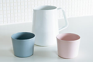 kaicoのピッチャー＆グラス──今や日本では希少となった琺瑯メーカーの技術を生かしたシリーズ。水切れのよさにこだわったピッチャーも、やさしい口当たりのグラスも、琺瑯独特の質感が美しい。ピッチャー W15.5×D11×H13cm 8,800円、グラス 直径8×H6.5cm 各7,150円（フォームレディ）