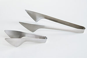 家事問屋のとりわけトング──「豆腐もつかめるトング」を目指して作った一品。ぴったりと合わさる細い先端は菜箸としても使える。「職人のすごい技術のおかげでしなり具合が柔らかく、とても使いやすいです」と小泉さん。右・全長25cm 1,980円、左・全長15cm 1,980円（下村企販）